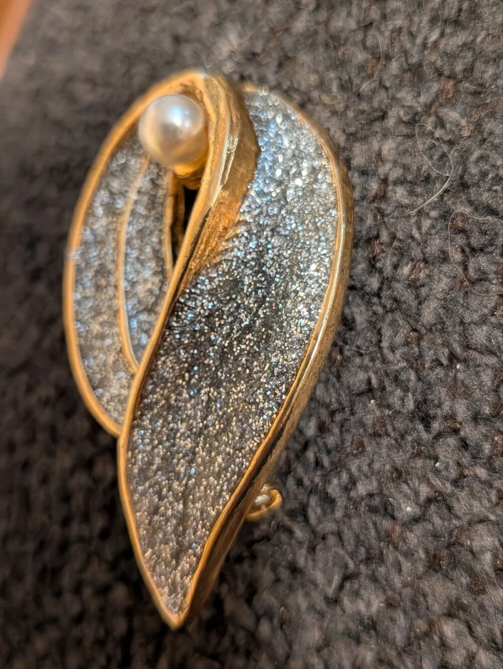 Vintage Gold Tone Silver Glitter Leaf Swirl Brooch Pin Faux Pearl Accent